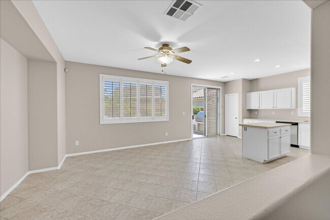 Building Photo - Henderson 4 bedroom plus loft home with bi...