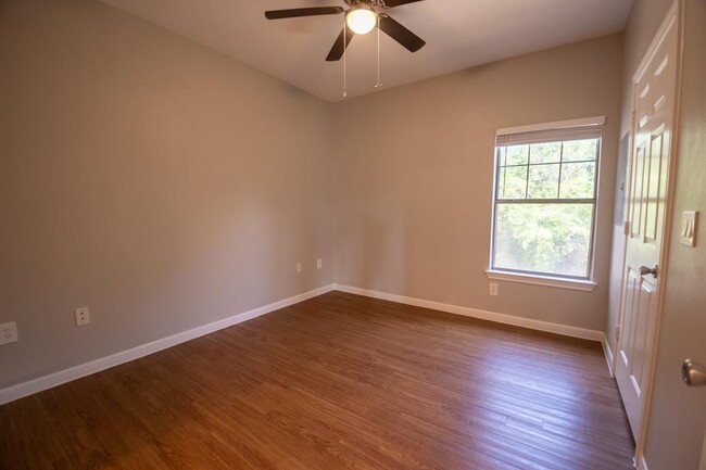 Foto del edificio - 2320 Gracy Farms Ln