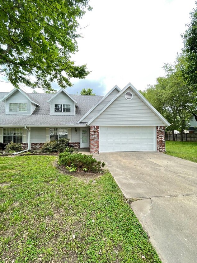 1364 Shannon St Unit 1364 Shannon A, Springdale, AR 72764 Room for