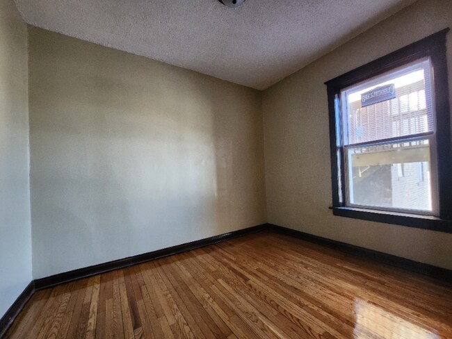 Foto del edificio - 953 N Pine Ave