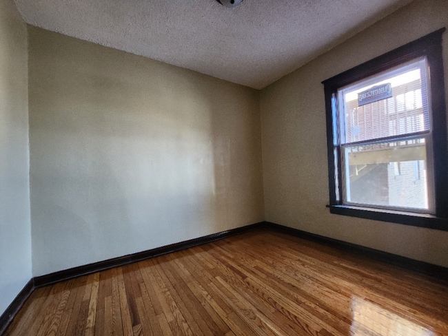 Building Photo - 953 N Pine Ave