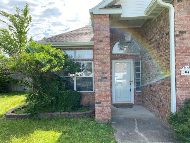Building Photo - 304 Coachlight Dr
