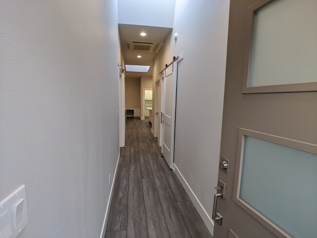 Building Photo - 2 bed 2 bath apartment in the heart of dow...