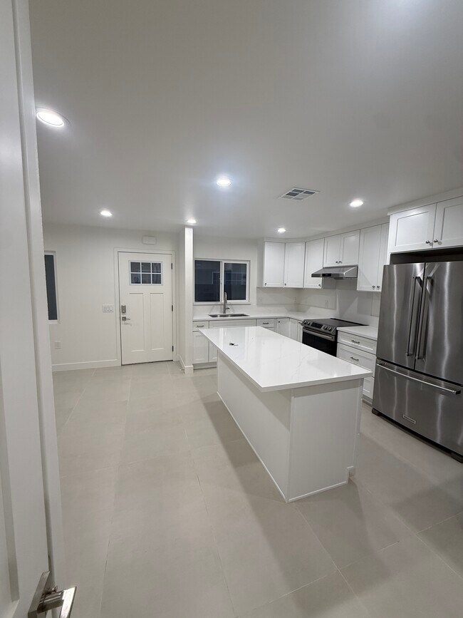 Foto del edificio - 9685 Blake Ave