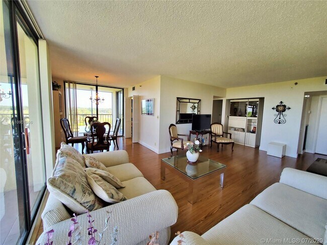 Building Photo - 6797 Willow Wood Dr