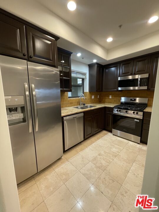 Foto del edificio - 12104 Hoffman St