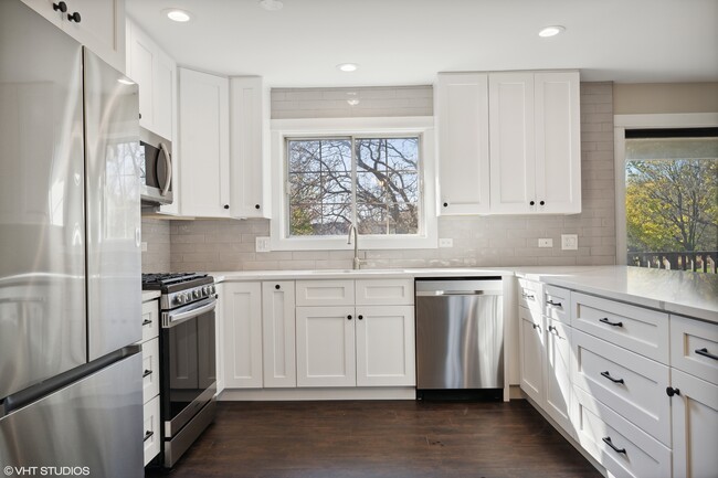 Building Photo - 1704 Lakecliffe Dr