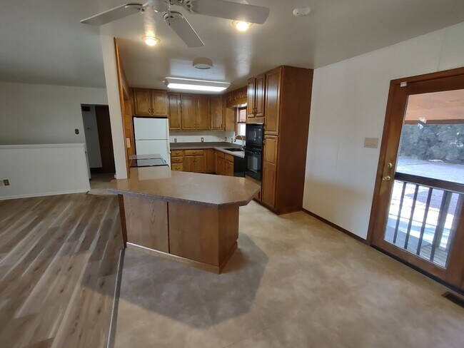 Foto del edificio - ALL PROSPECTIVE TENANTS MUST SUBMIT A $58 ...