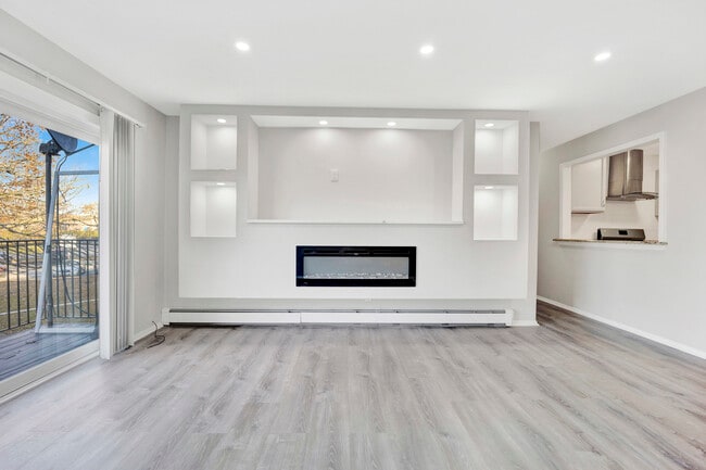 Building Photo - 7S040 S Suffield Ct