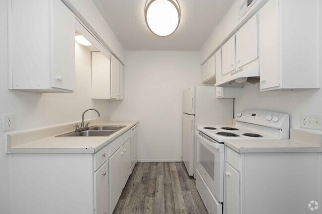 2BR, 1BA - 650SF - Kitchen - Garden Pines