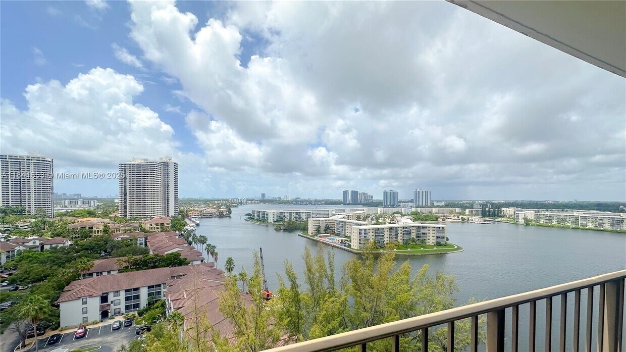 Foto principal - 18151 NE 31st Ct