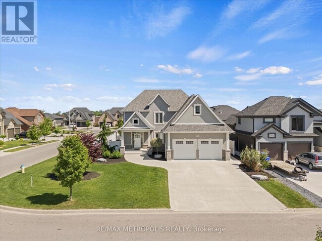 Photo du bâtiment - 925 Lakewood Cres