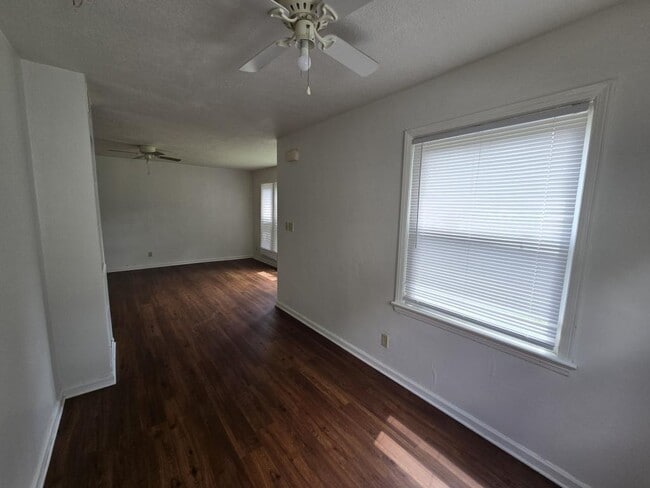 Building Photo - 2553 Greenvale Rd