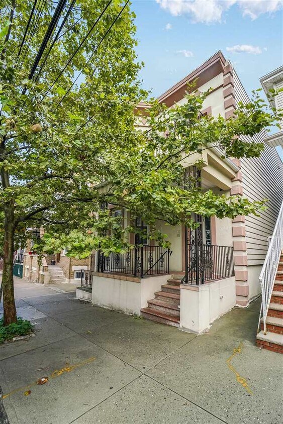 Primary Photo - 110 62nd St