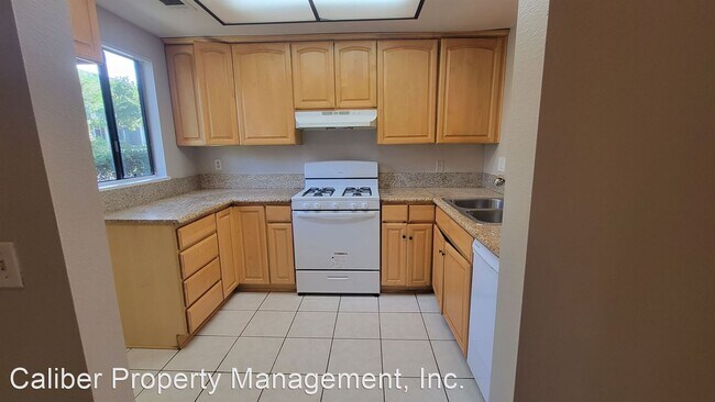Building Photo - 2 br, 1.5 bath House - 8762 1/2 Pinecrest ...