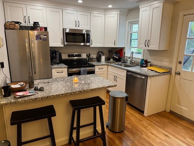 Building Photo - 532 E 5th St