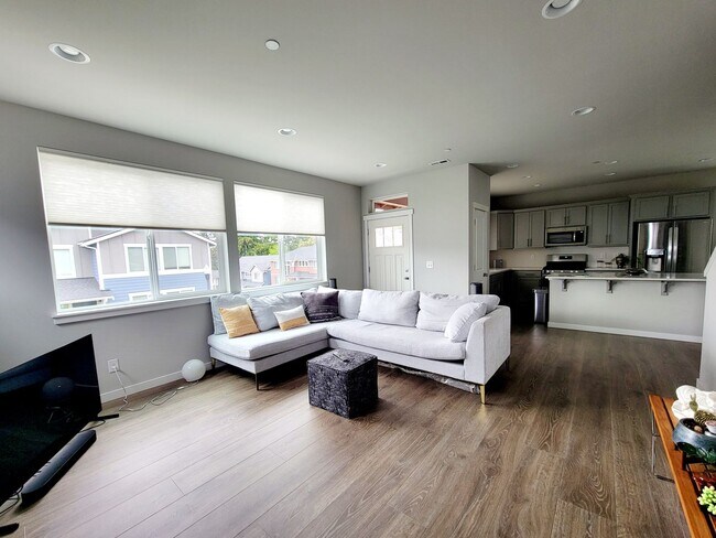 Building Photo - Bright and spacious 3 bed in a convenient ...