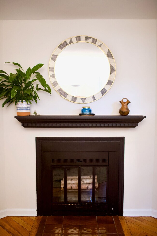 Building Photo - 604 14th Pl NE