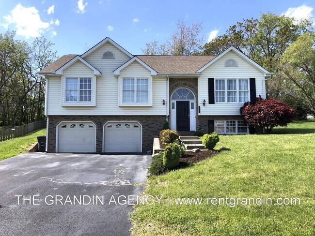 Building Photo - 1811 Meadows Ct