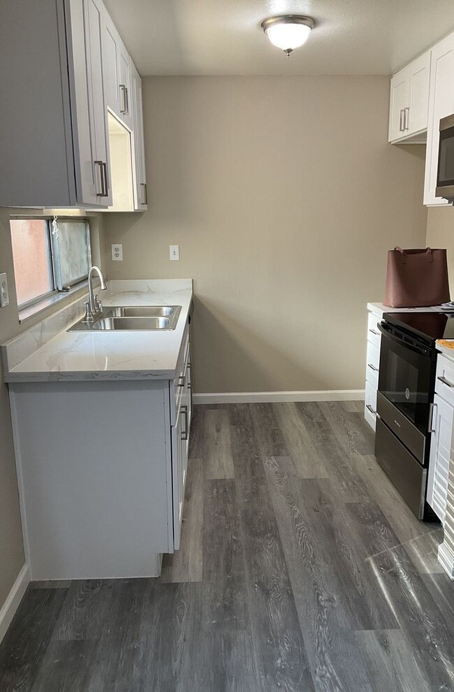 Building Photo - Stunning Remodeled Treat Boulevard unit! A...