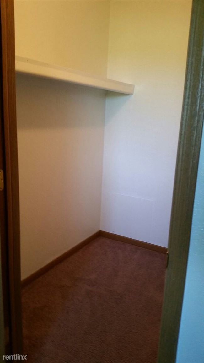 Building Photo - 1 br, 1 bath Apartment - Mayville Apartments