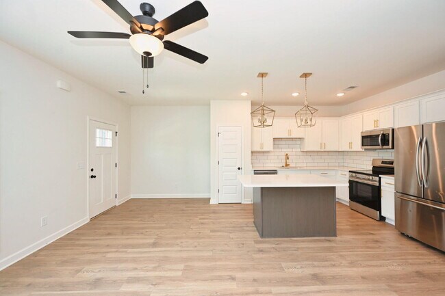Building Photo - Like-New Modern Condo Near Dining, Shopping, Trails & Old Hickory Lake