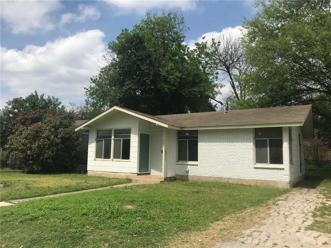 Building Photo - 1600 Westmoor Dr