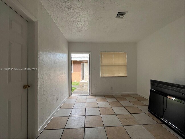 Foto del edificio - 3024 NW 2nd St