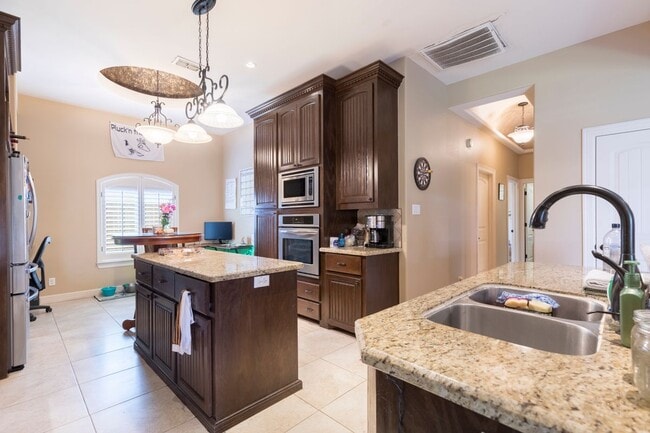 Building Photo - 2020 Queens Ave