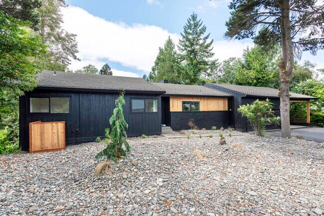 Building Photo - 2450 Park Hill Dr
