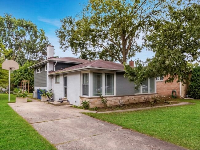 Building Photo - 726 Lawler Ave