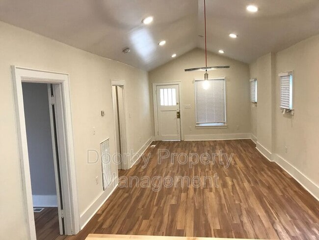 Building Photo - 209 W Peak St