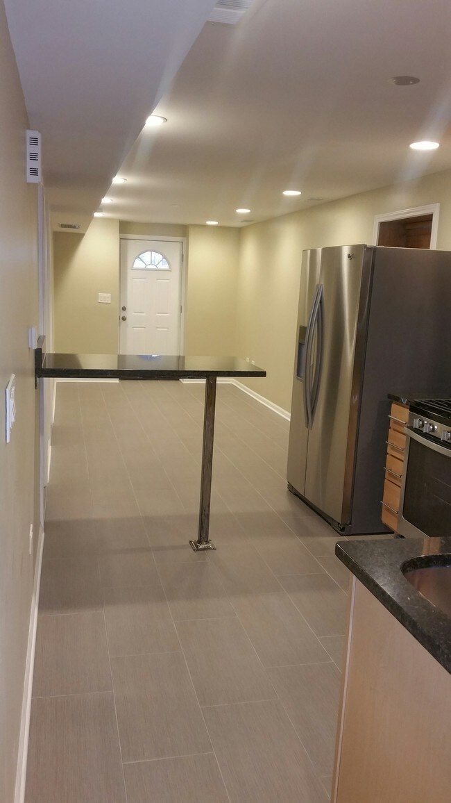 Foto del edificio - 2150 N Kenneth Ave