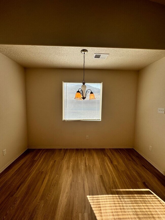 Building Photo - Cute 2 bed 2 bath home with office!