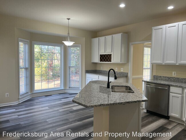 Foto del edificio - 4 br, 2.5 bath House - 70 COUNTRY MANOR DRIVE