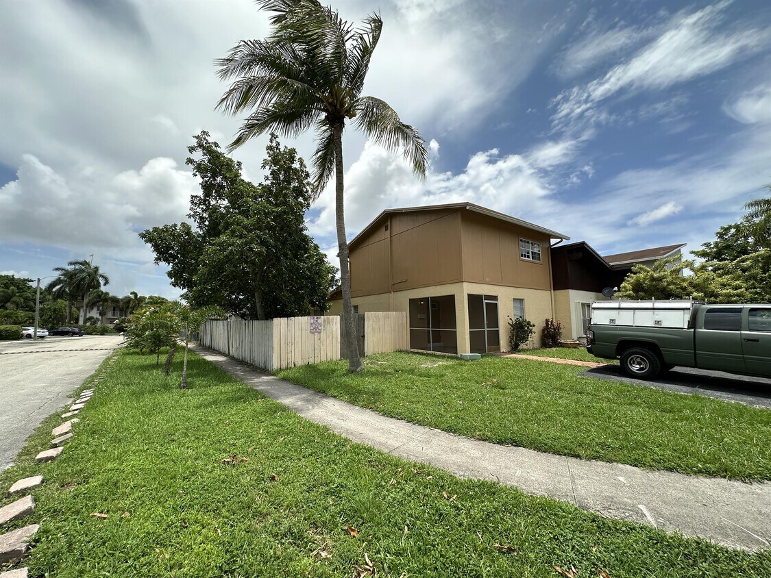 Primary Photo - 8011 SW 6th Ct