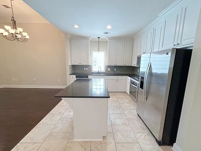 Building Photo - 4 Bedroom House in a Great Location