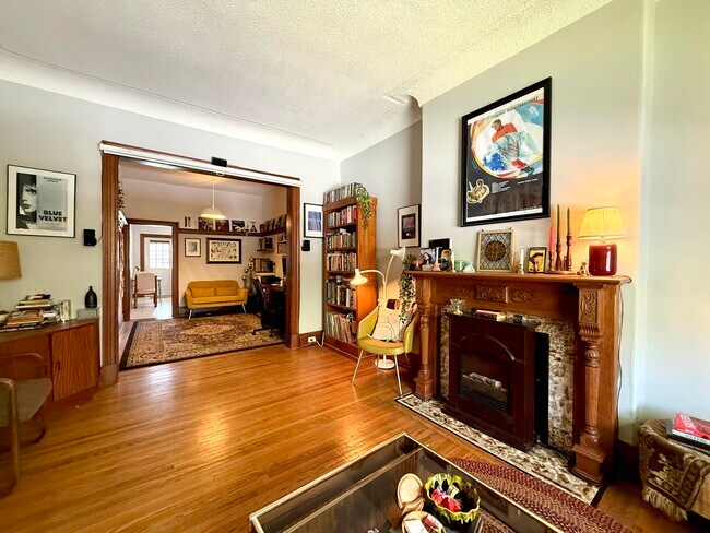 Photo du bâtiment - 2 Bed - 35-37 West Ave S