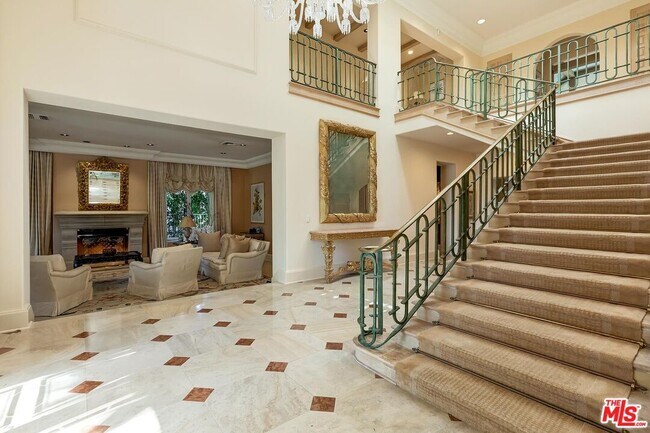 Foto del edificio - 812-814 N Bedford Dr