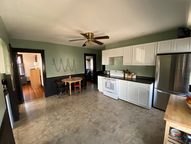 Kitchen : from back door - 12 Arlington St