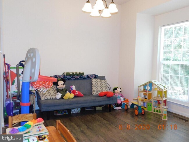 Building Photo - 2289 Forsythia Dr