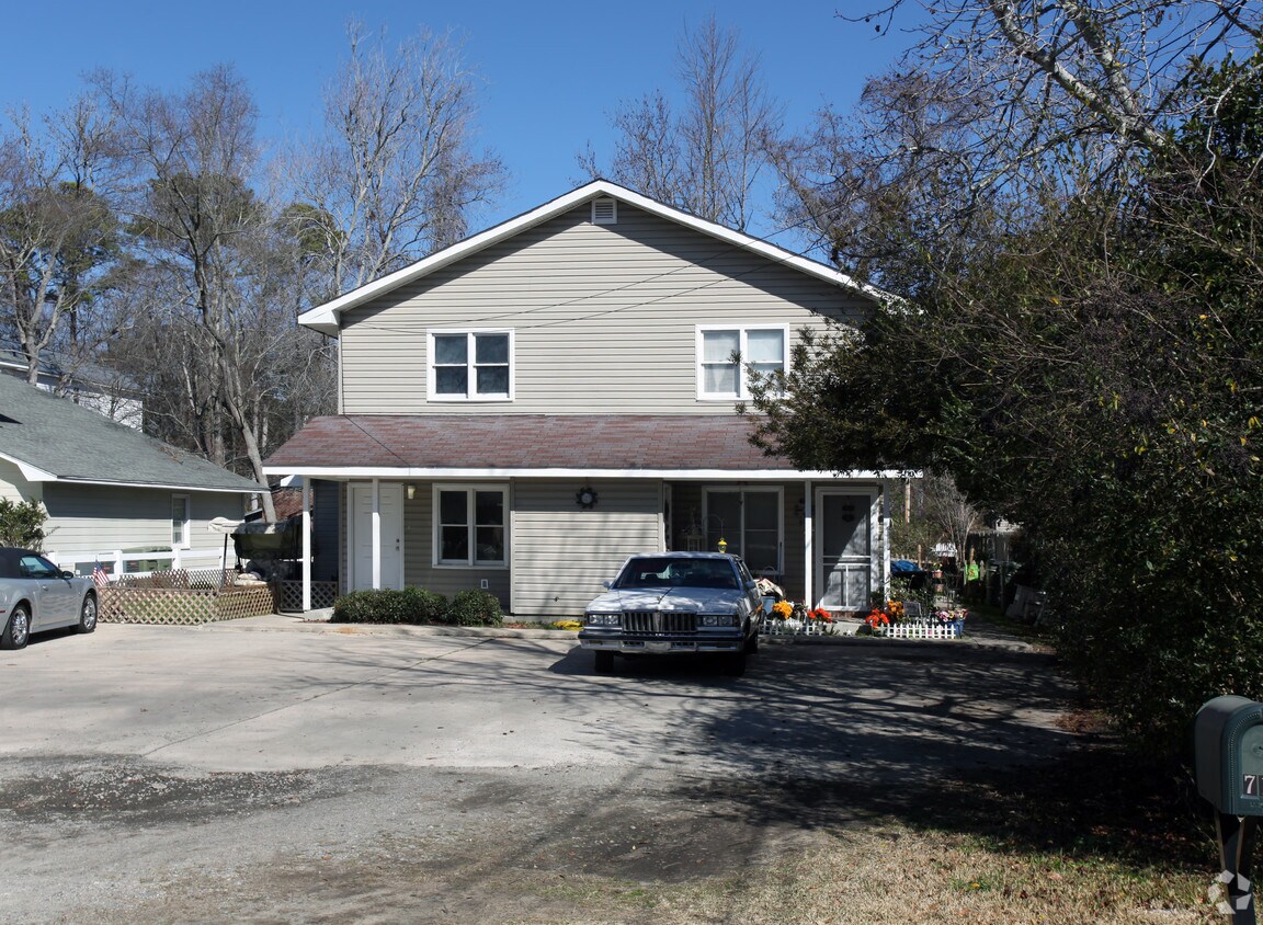 Building Photo - 718 Juniper Dr S
