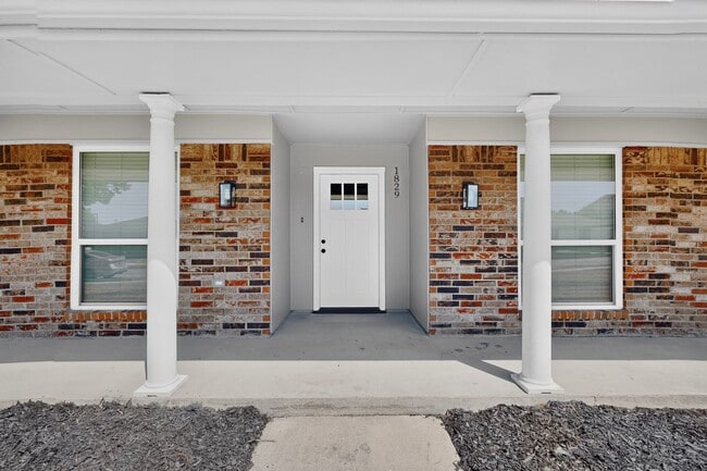 Building Photo - 1829 Kensington Dr