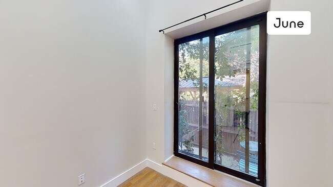 Foto del edificio - ROOM ONLY in 6-bed/6.5-bath Home