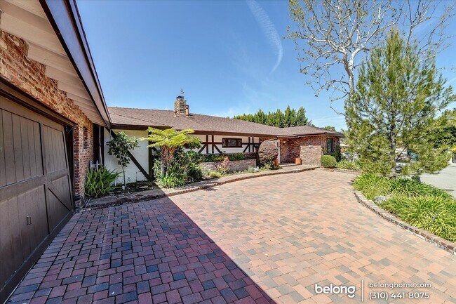 Building Photo - 2065 Stradella Rd