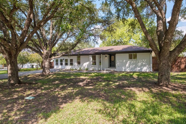 Building Photo - Oak Heights Beauty!