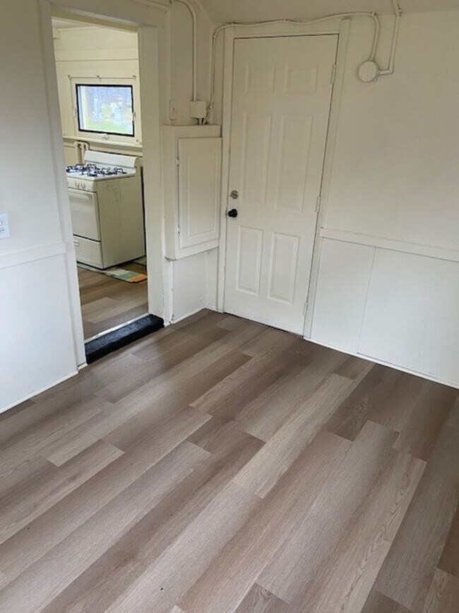 Building Photo - 1 Bed 1 Bath Duplex - 1515 Pine St Muskegon