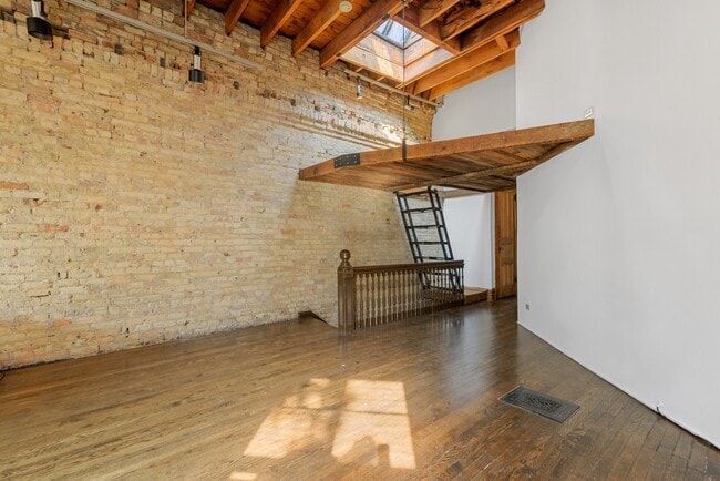 Building Photo - 417 W Webster Ave