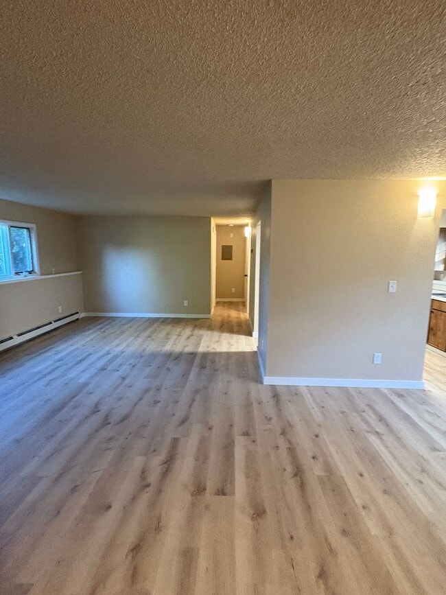 Building Photo - 2 Bed 2 bath off Durston Rd- Brand New Flo...