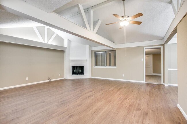 Building Photo - 216 Oakwood St